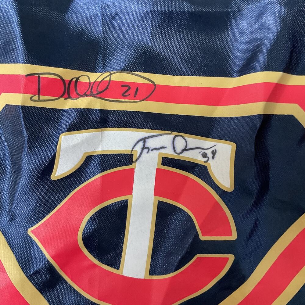 Vintage Minnesota Twins Souvenir Bat and Autographed Blue Hero Cape - Picture 5 of 8